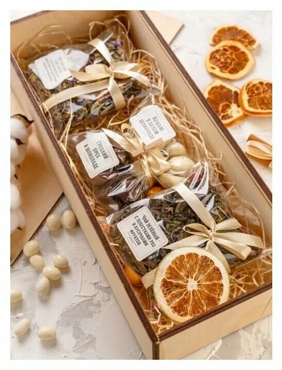 Чайные наборы корпоративные. Подарок на новый год мёд и чай. Набор чай шоколад новый год. Подарочный набор - чайный. Подарочный набор чай шоколад.