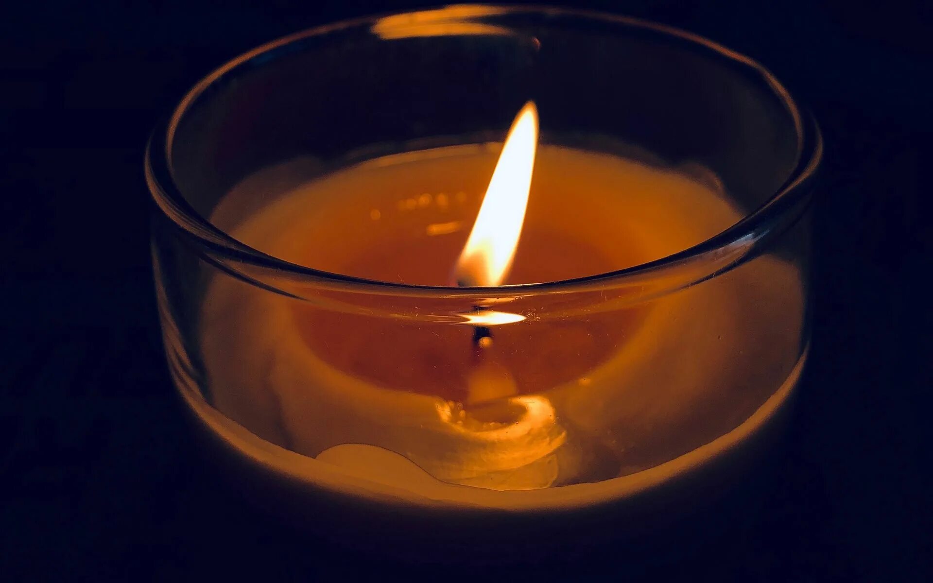 Горящие плавающие свечи. Плавающие фонарики. Необычная вода. Свечи на воде. Свеча в бокале.