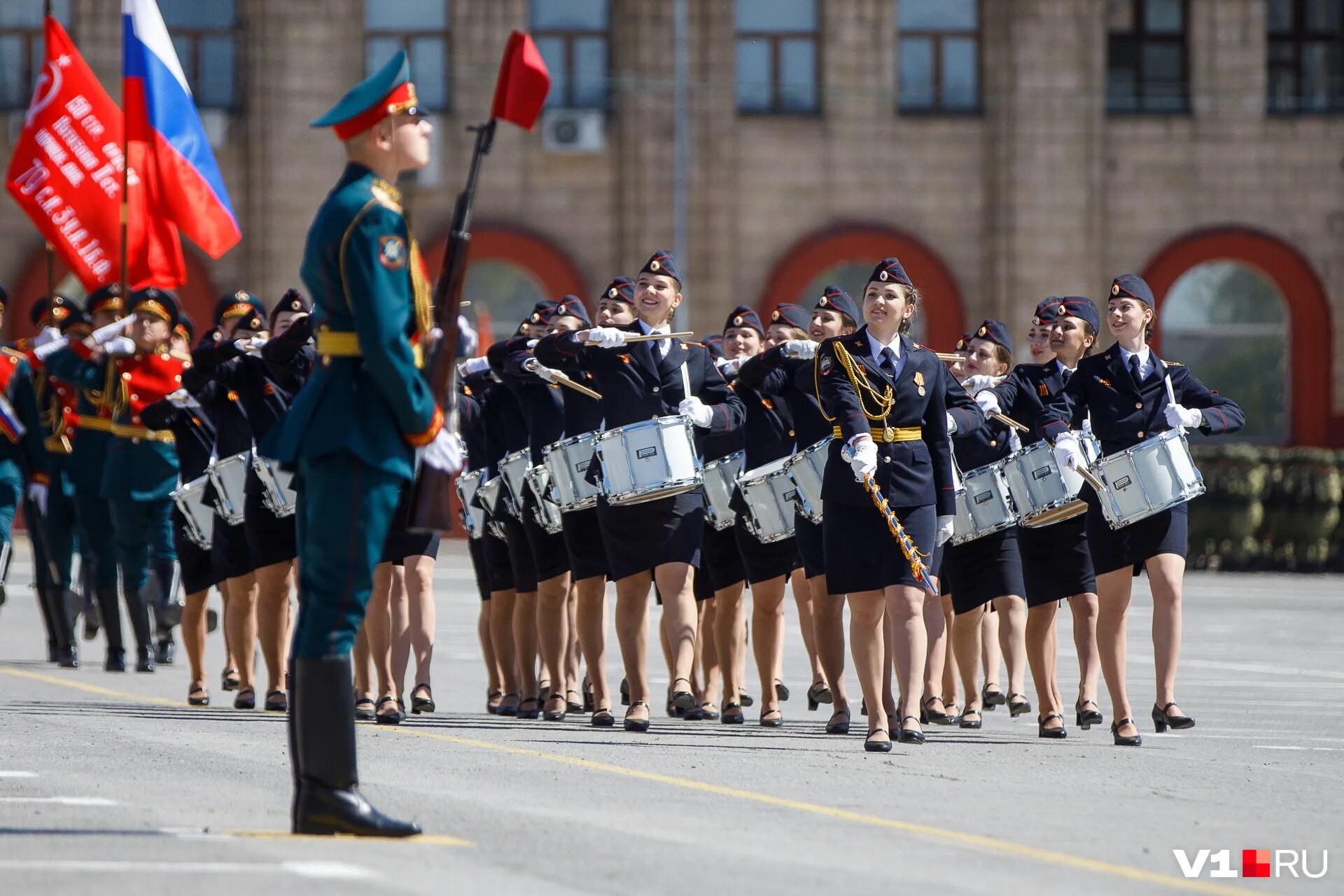 Парад работ. Кронштадтский морской кадетский корпус на параде в москве. Парад победы юнармия ульяновск. 24 июня парад победы в москве на красной площади. Девушки на параде 9 мая.
