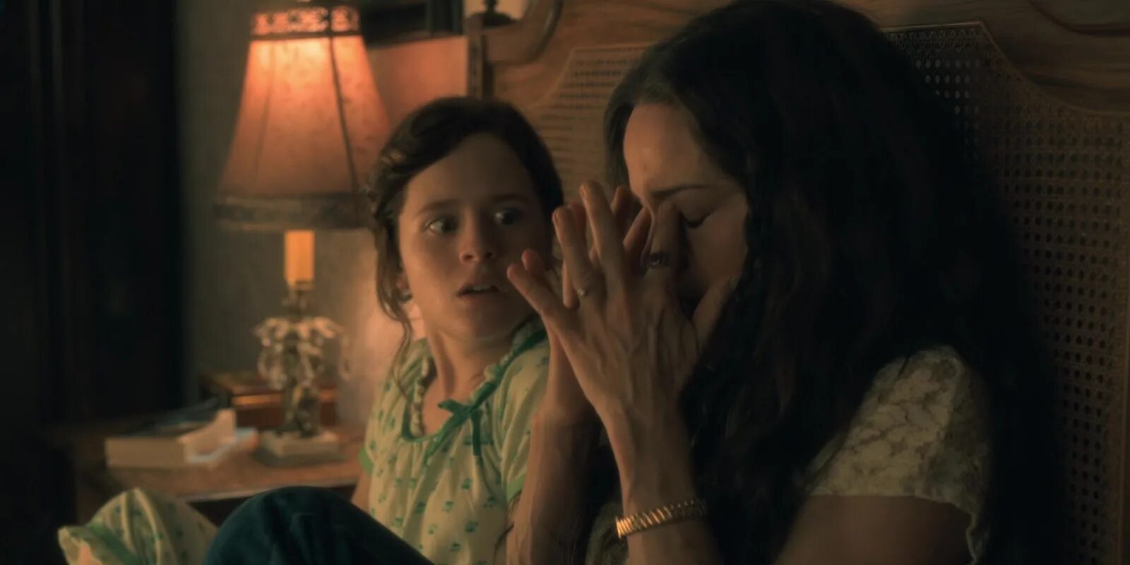 Рэйчел вайс призраки дома на холме. Призрак в доме на холме 2018. Нетфликс дом с призраками. Призраки усадьбы блай нетфликс 2020. Дом призраков 2.