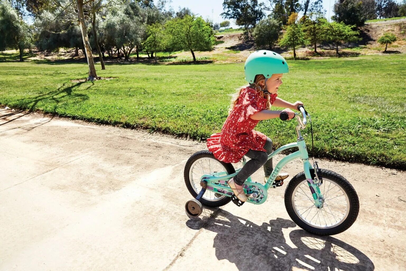 Велосипед для дошкольников. Велосипед для ребенка 4 лет. Дети с велосипедом. Велосипед с колесиками.