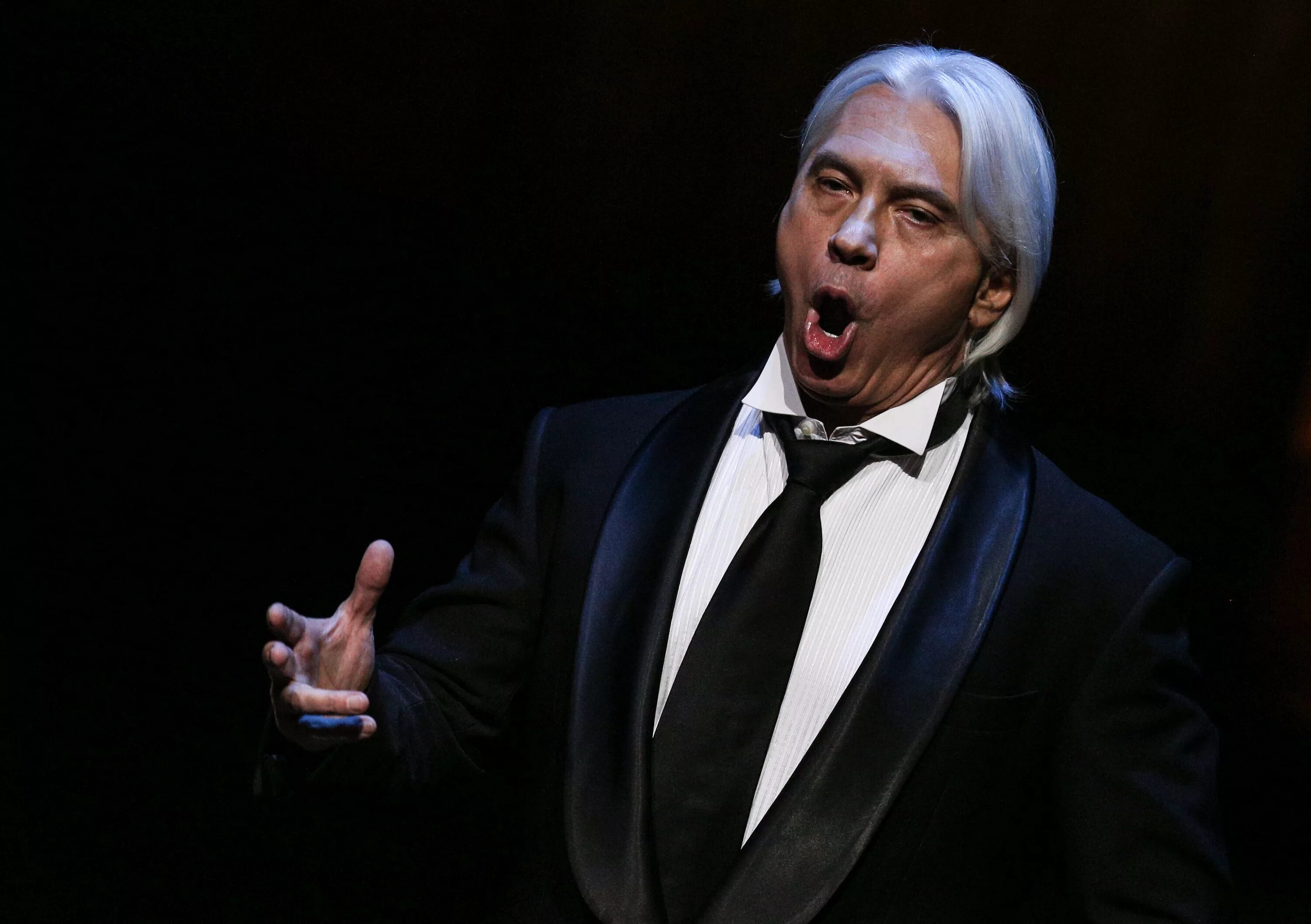 Дмитрий хворостовский на сцене. Дмитрий александрович хворостовский на сцене. Выступление оперного певца. Пласидо доминго 2020. Дмитрий хворостовский фото.