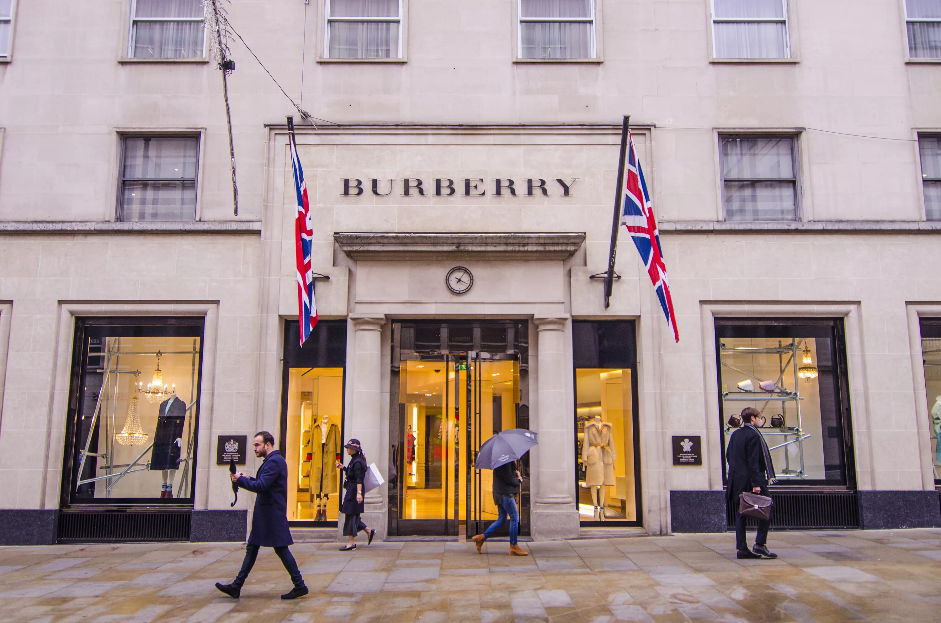 Государственное учреждение на английском. Магазин Барбери в Лондоне. Дом моды Бербери. Модный дом Burberry в Англии. Burberry London shop.