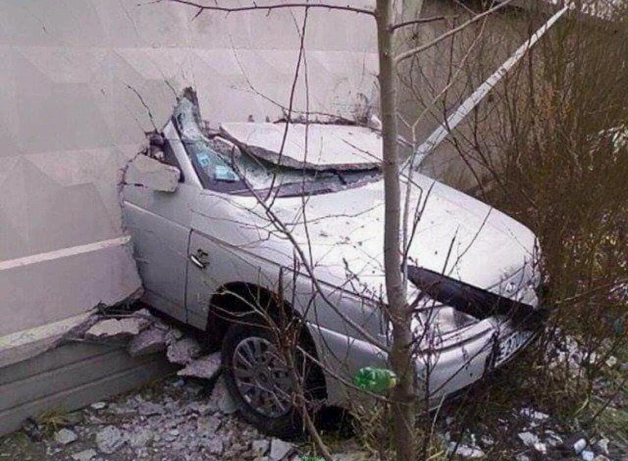 Разбитая ваз 2110 зеленая. Разбитая ваз 2110. Битая ваз 2110 черная. Битые митсубиси лансер 10. Ваз 2110 черная в кювете.