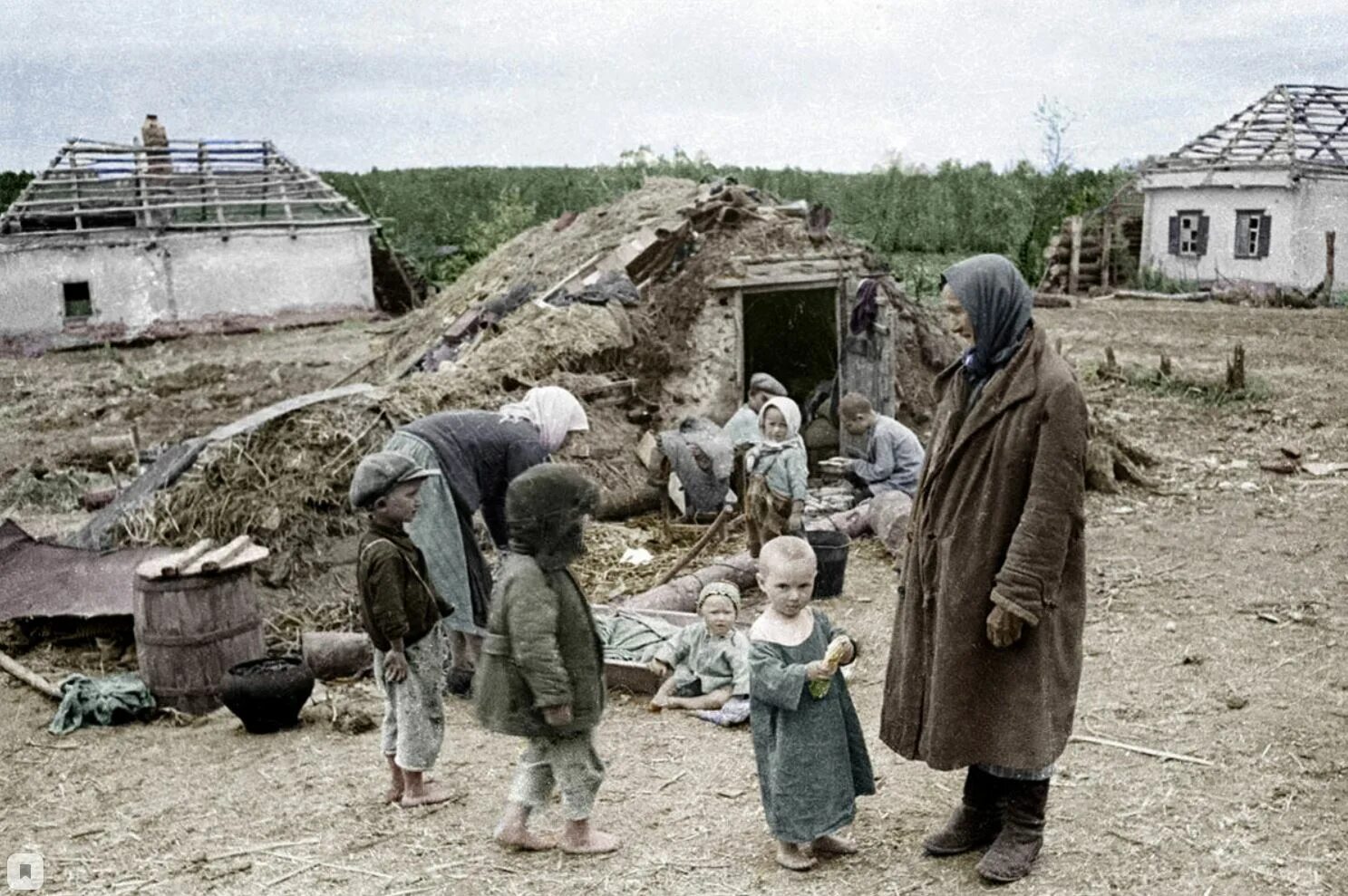 Как жили во время великой отечественной. Немцы и дети в деревне 1941-1945. Разрушенная деревня 1945 ВОВ. Войны 1941 разрушенные деревни.