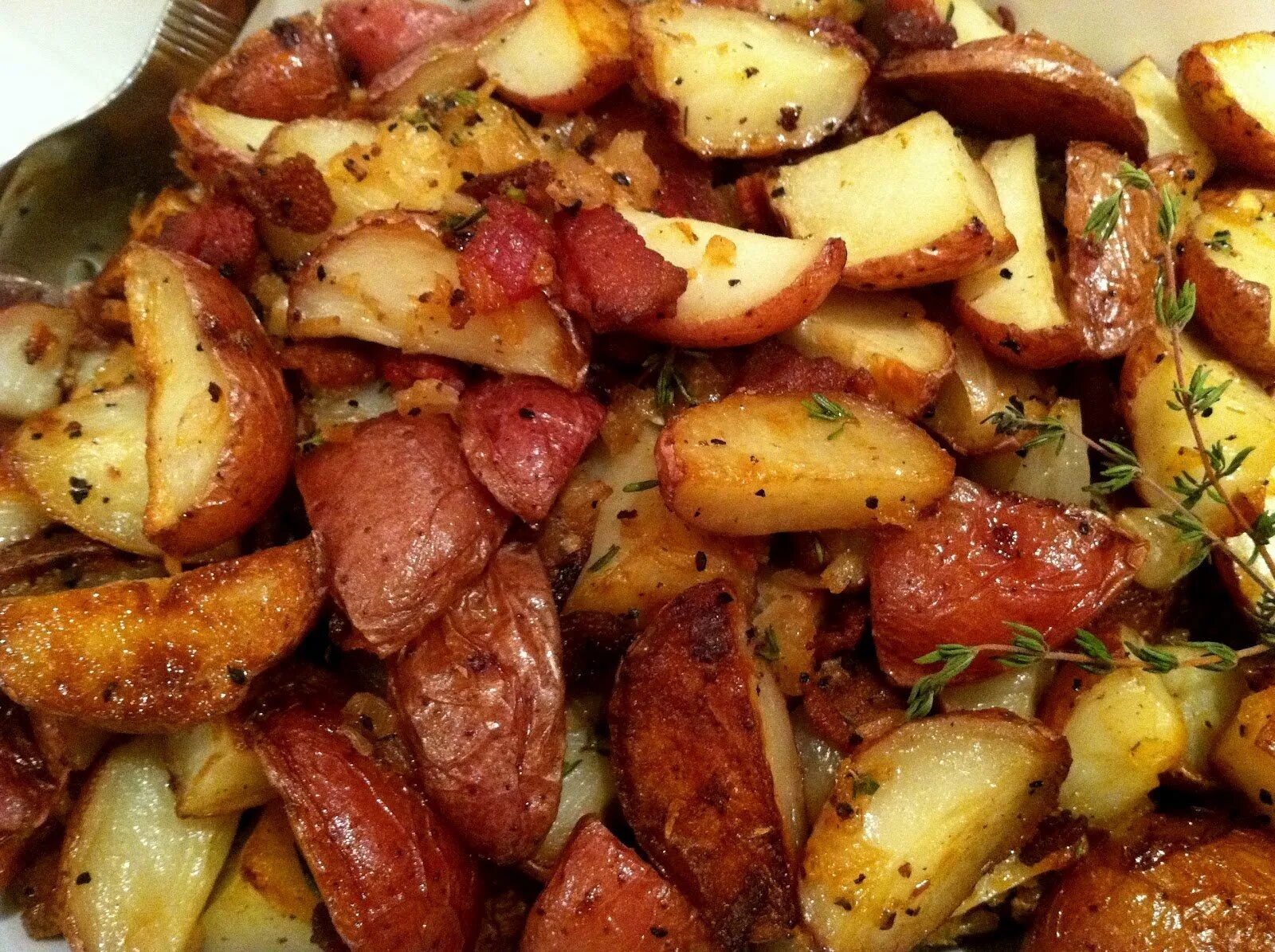 Картошка с салом в духов. Жареная картошка в духовке. Картофель запеченный с салом. Картофель с салом в духовке.