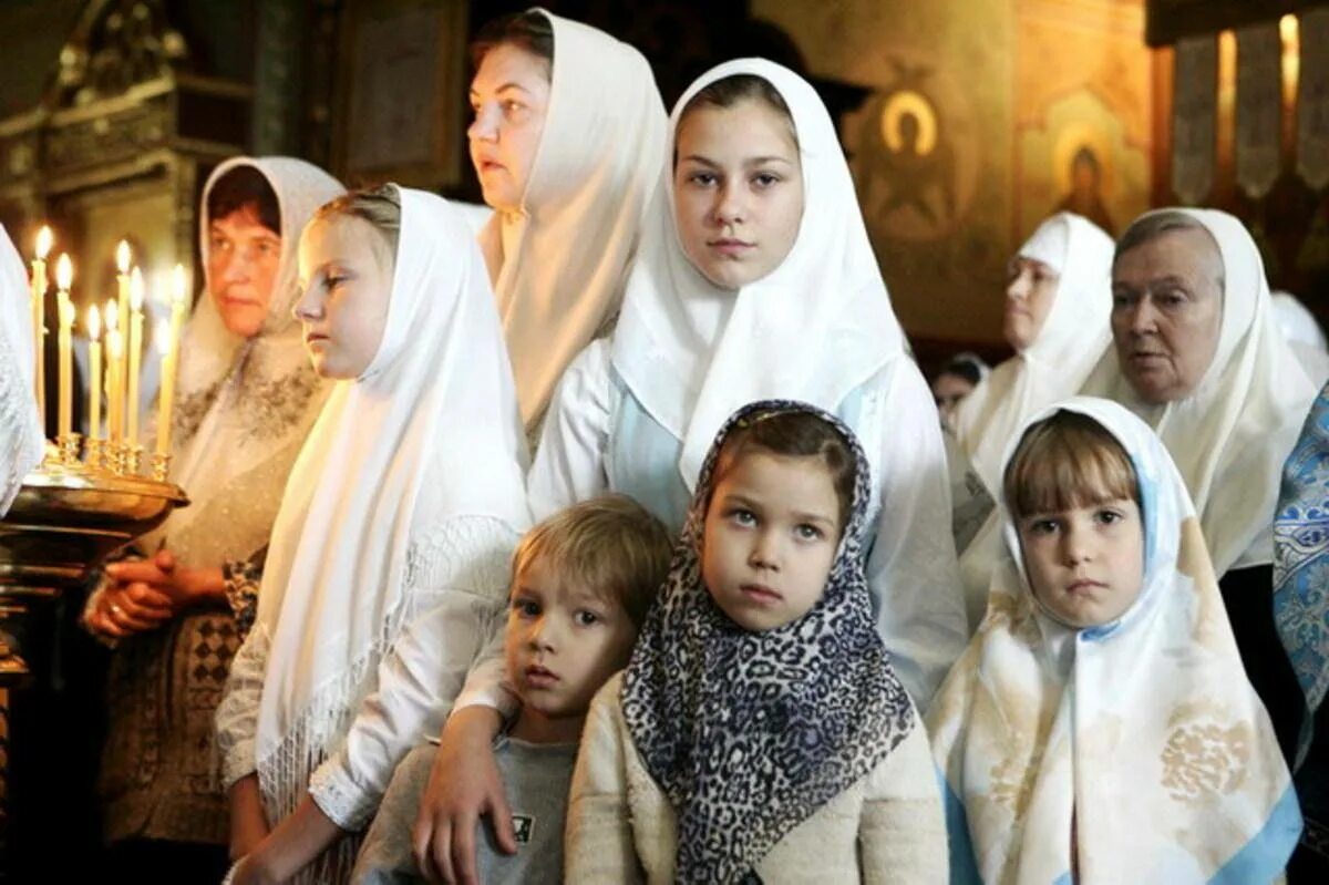 Девочка в храме. Православная женщина. Православная женщина в храме. Дети в храме. Можно ли есть в храме