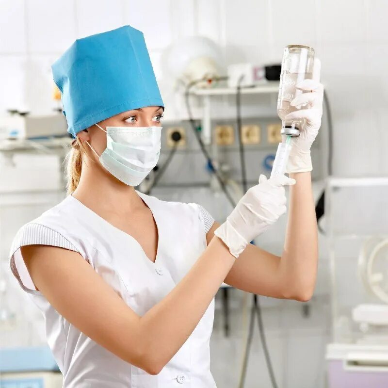 средства защиты медперсонала. постовая медицинская сестра. девушка в маске и перчатках. средства индивидуальной защиты медработников. средства медсестры.
