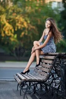 Фото сидит на улице
