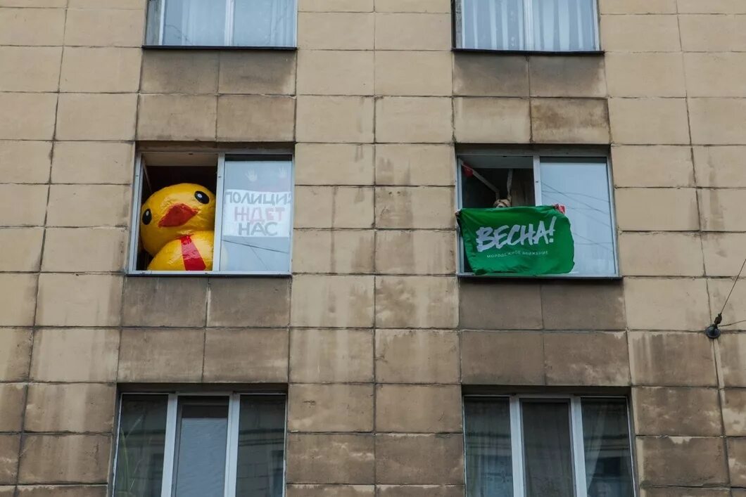 Я без шуток не хожу. Мимо окон исполкома я без шуток не хожу. мимо тёщиного дома я сегодня не пойду.