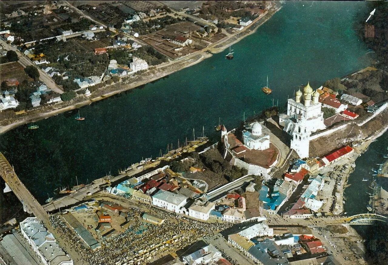 Псков 100 лет назад. Аэрофотосъемка псков 1915. псков аэрофотосъемка. аэрофотосъемка пскова 1944. псков старый кремль.