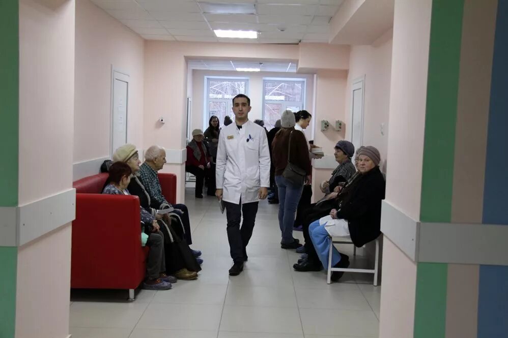 Медицинский работник. Поликлиника амбулатория. Детская поликлиника 1 новый уренгой. Фельдшер. Фото врачей за работой.