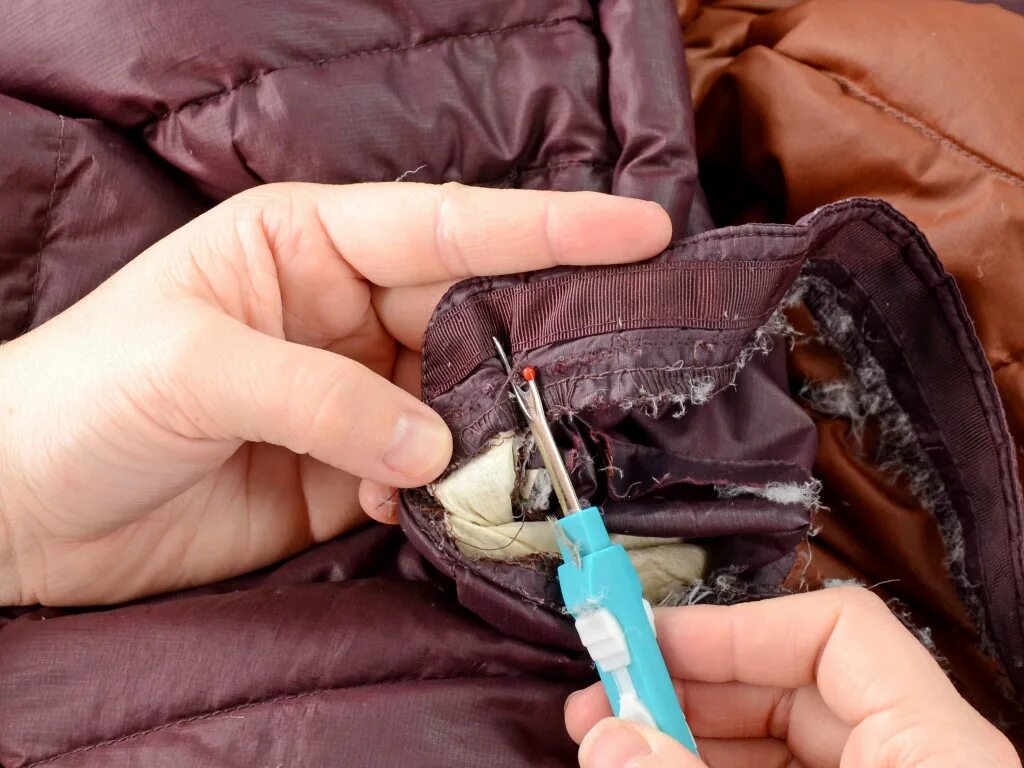 Поменять молнию в пуховике. Починка молнии на джинсах. Кнопки для куртки. Поменять молнию в пуховике. Замена молнии ателье.