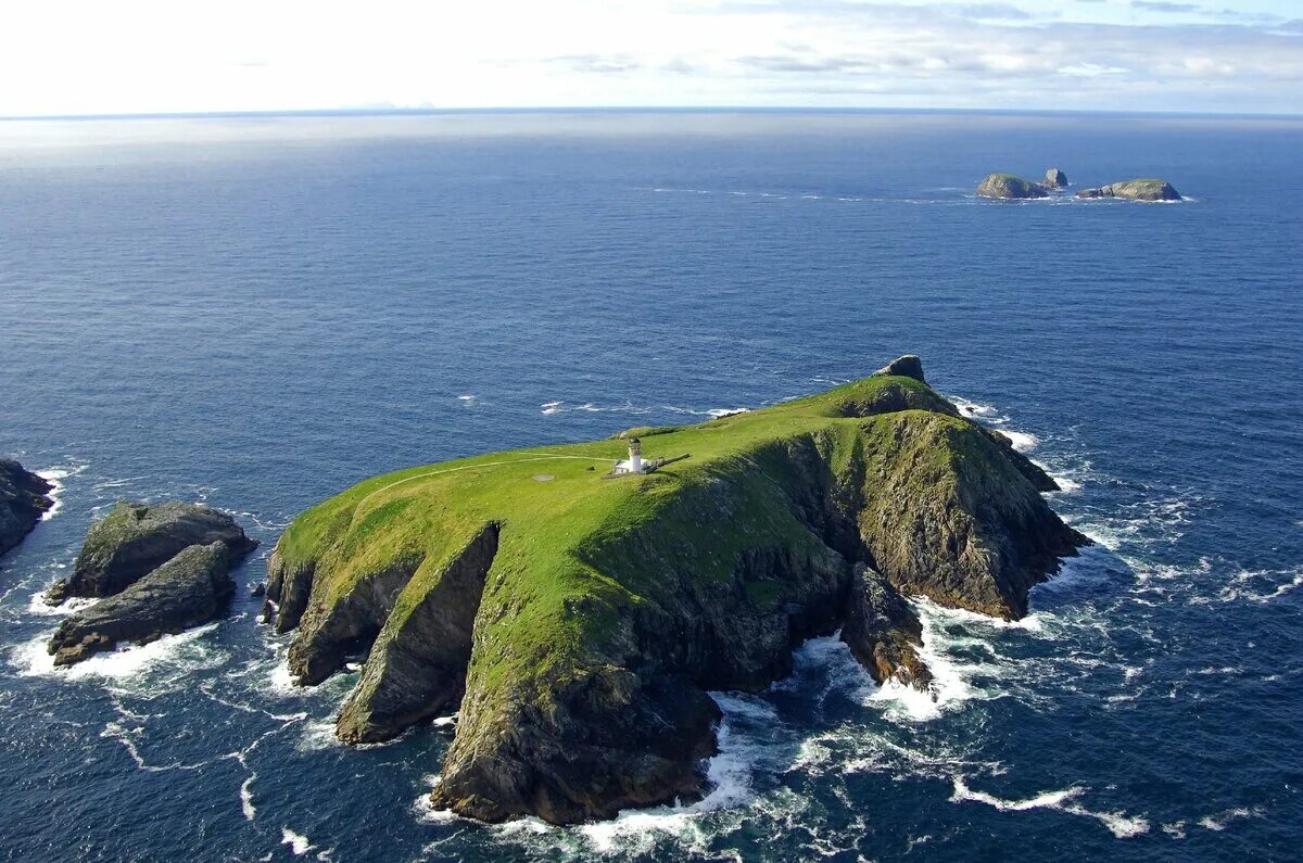 Two large islands. Острова Фланнан. Тайна островов Фланнан. Острова Фланнан Великобритания. Маяк Эйлин мор.