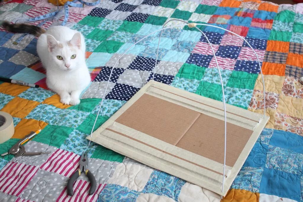 Для котиков своими руками. Самодельные игрушки для котят. игрушки для котов своими руками. подарок для кошки своими руками. домик для кота из футболки.