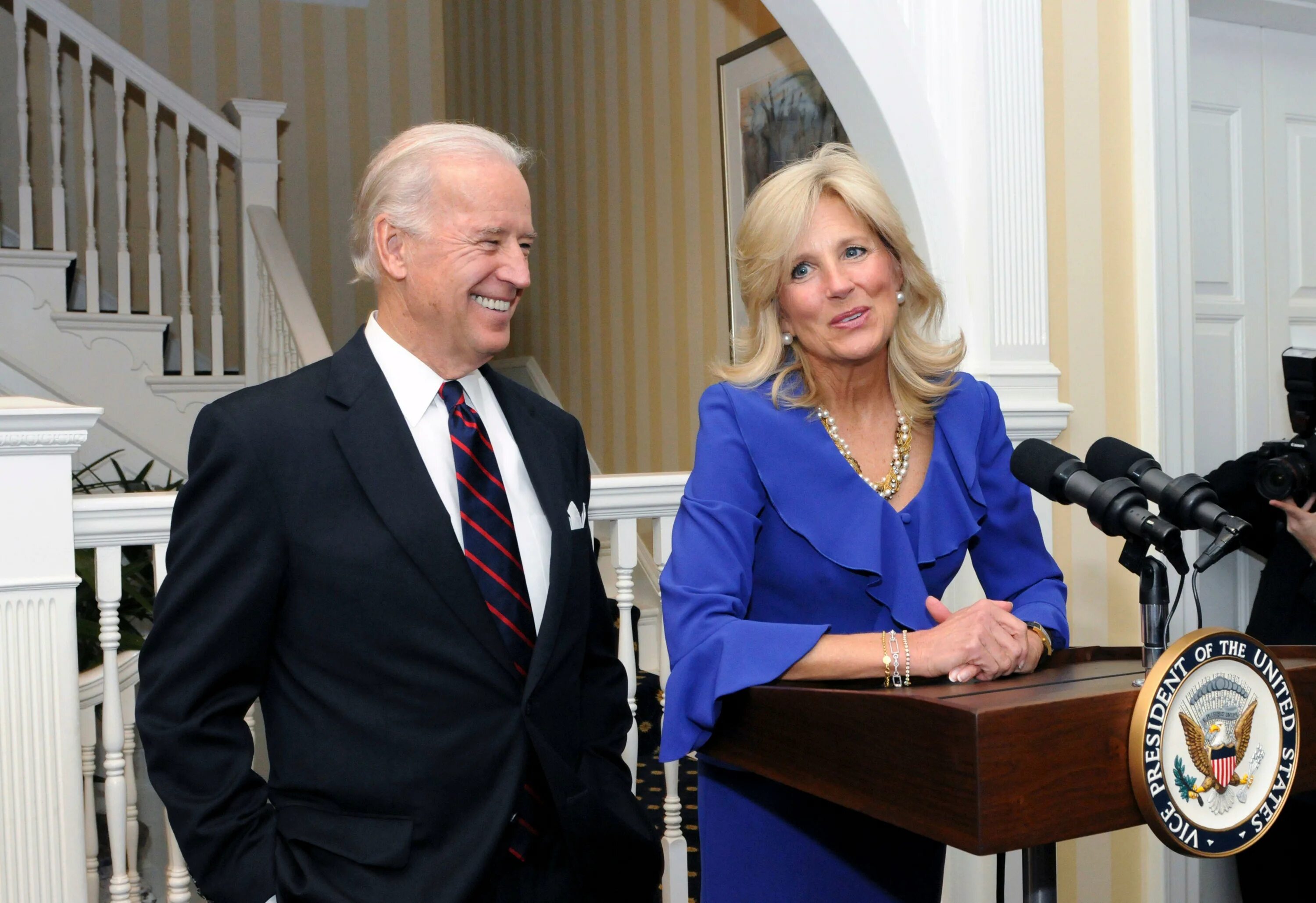 сколько лет жене байдена сейчас. сколько лет жене байдена сейчас. джилл байден. сколько лет жене байдена сейчас. джо байден в молодости с женой.