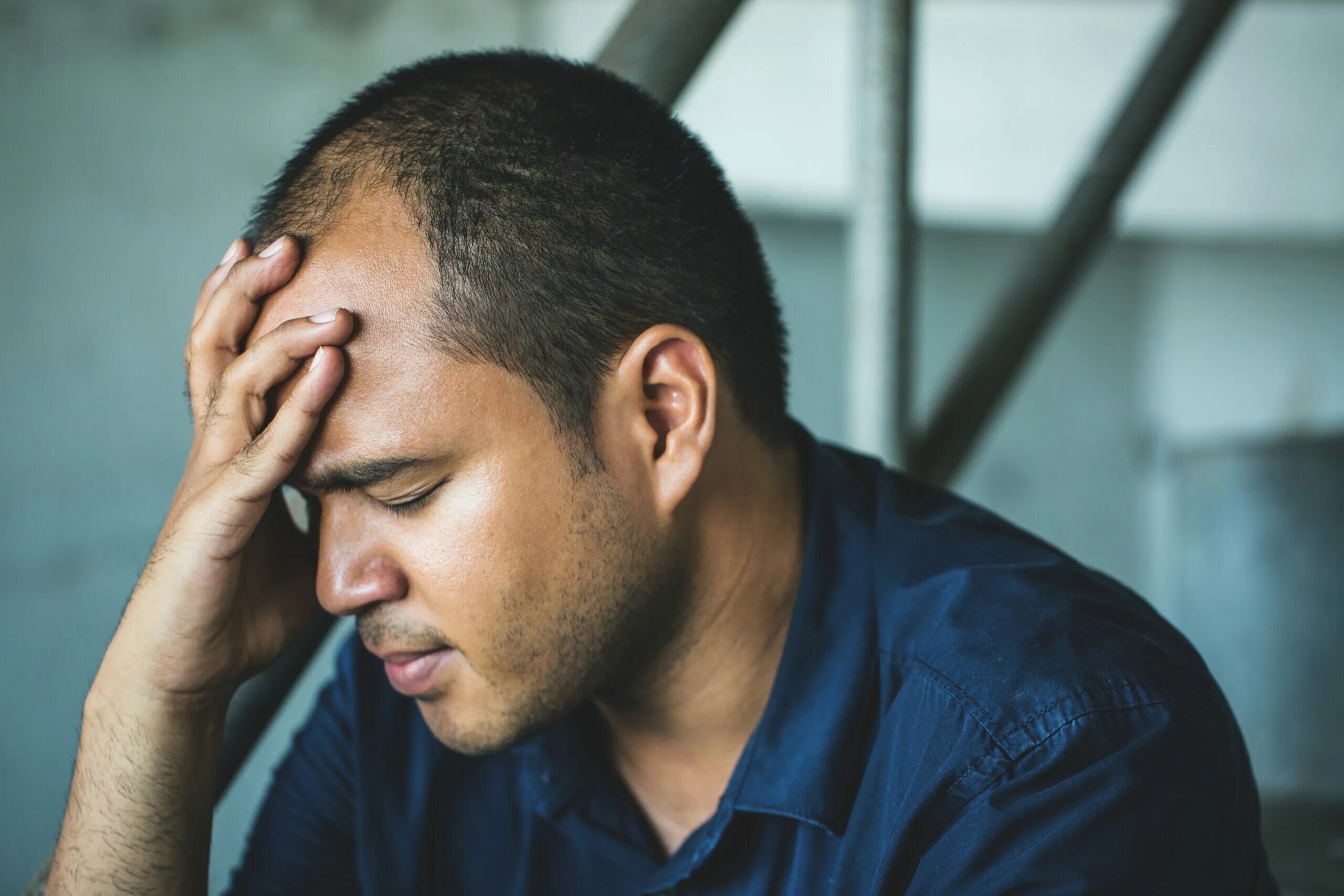 Защищаем голову руками фото\. Latin stress. Картинки депрессивно стрессового расстройства влечение гипнозом.