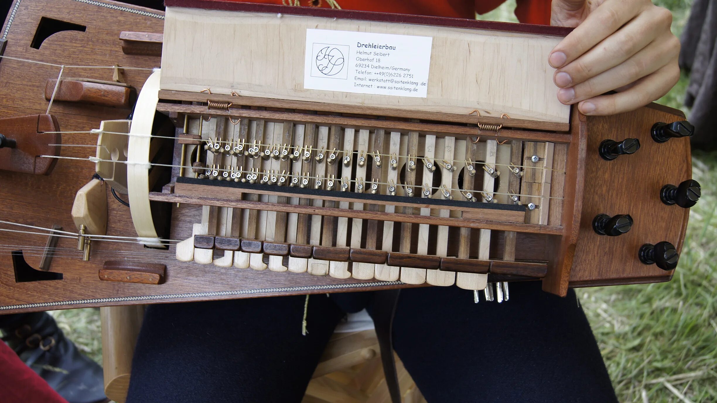 орган внутри инструмент. схема 3-струнной домры. устройство музыкального инструмента. альт духовой инструмент медные духовые музыкальные инструменты. ноты на домре расположение на грифе.