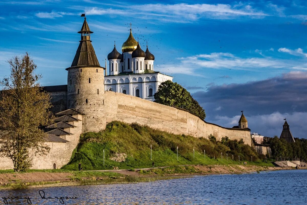 Группа город псков. Псковский кром достопримечательности Пскова. Псковский Кремль кром. П ковский Кремль Кролм. Крепость Изборск Псков Великий Новгород.