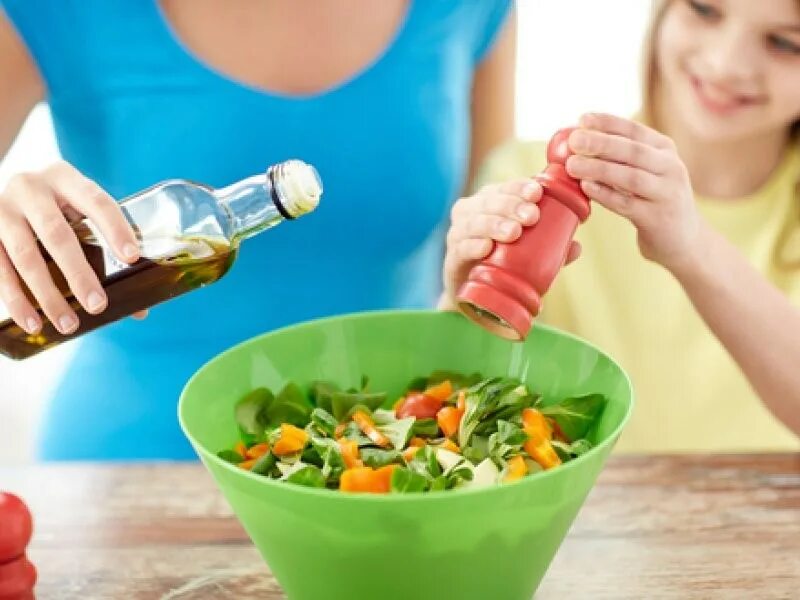 Блюда с солью. Соль для еды. Приправлять еду. Соль с приправами. Человек приправляет пищу.