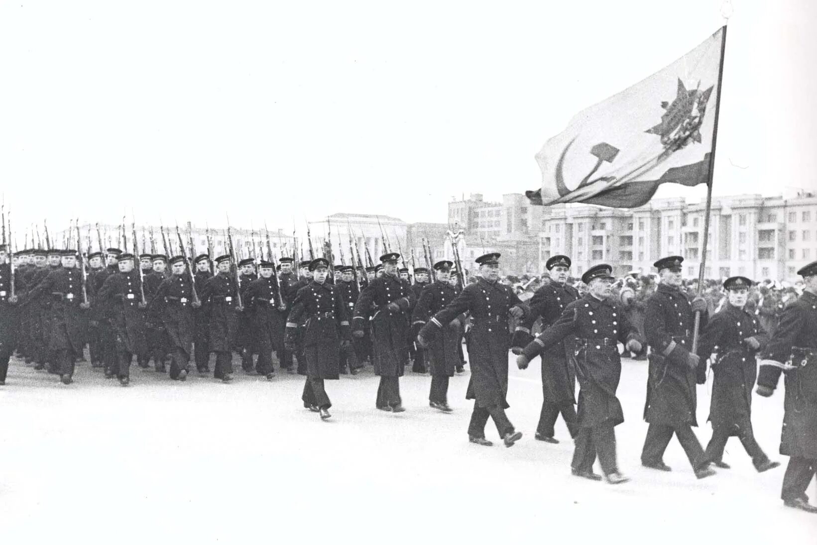 Парад 7 ноября 1941 года в Куйб. Парад в Куйбышеве в 1941. Парад 7 ноября 1941 г на площади Куйбышева в Куйбышеве. Куйбышев запасная столица парад 1941 года.