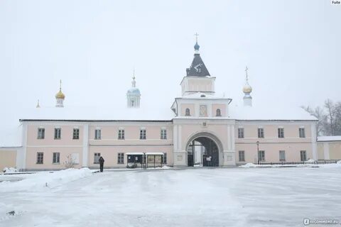 Святые врата монастыря