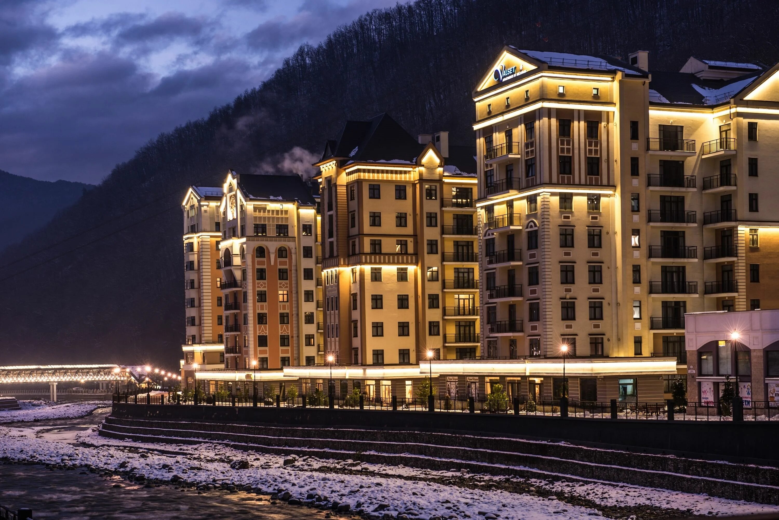 Красная поляна горный кластер. Красная поляна вечернее. Красная поляна сочи. Альпика площадка красная поляна apres ski. Красная поляна вечернее.