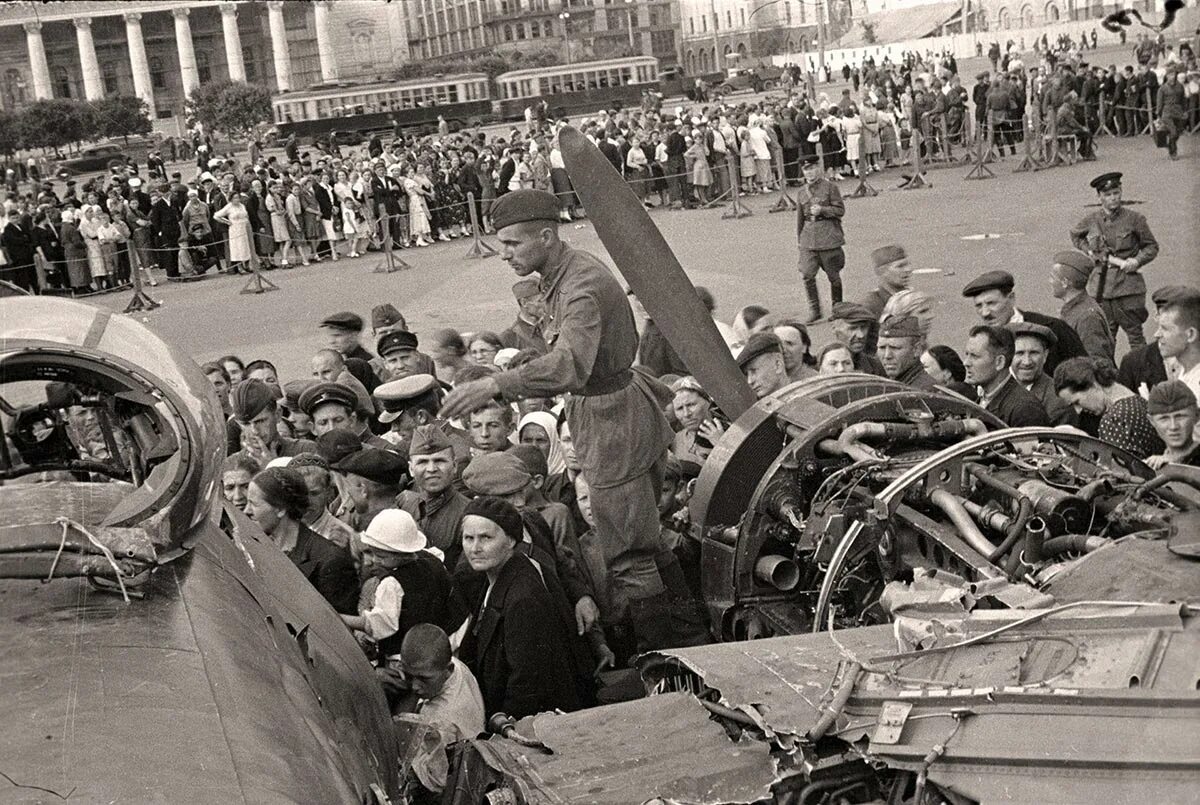 Сбитый самолет в Москве 1941. Сбитый Юнкерс 88. Сбитый немецкий самолет в Москве 1941. Юнкерс 88 на площади Свердлова. Москву бомбят