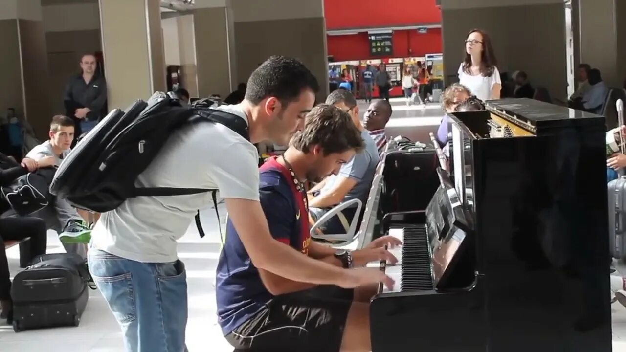 Какая музыка сейчас играет на станции. Парень на пианино в аэропорту. Пианисты в аэропорту. Пианино в аэропорту. Рояль в аэропорту.