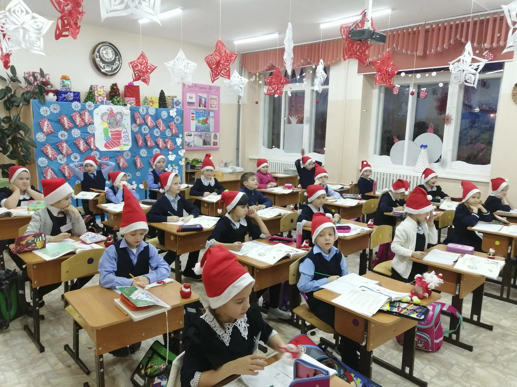 Украшение класса на новый год. Оформление класса 2024. Оформление класса 2024. Новогоднее украшение класса. Украсить класс в начальной школе.