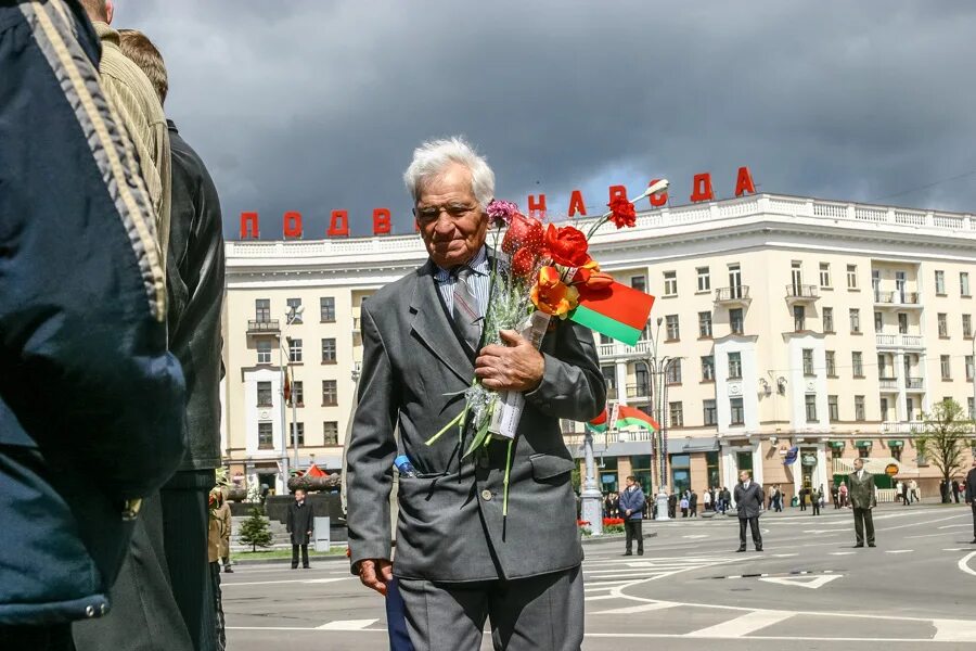 9 мая в минске. Ветераны Минска. Площадь ветеранов. Минск день Победы ветераны. Ветераны на площади Победы.