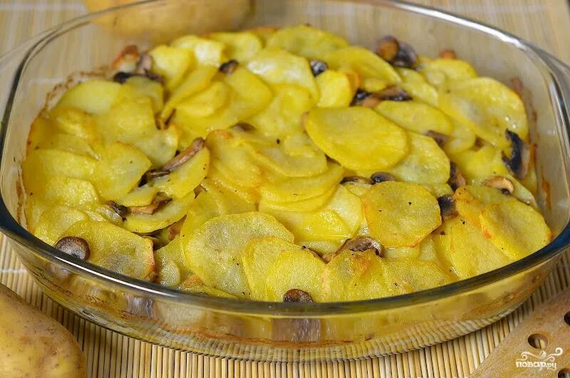 Блюдо с шампиньонами и картошкой. Картофель запеченный с грибами в духовке. картофель с шампиньонами в духовке. картошка запеченная с грибами в духовке. картофель запеченный с шампиньонами.