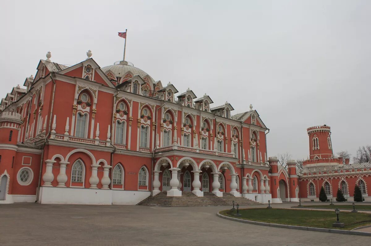 File:Москва, Петровский путевой дворец (вид от главных ворот).jpg - Wikimedia Co