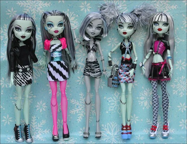 Monster high ball. Дракулаура френки и клодин. Монстр хай школа монстров куклов. Монстер хай ghouls rule. Монстер хай.