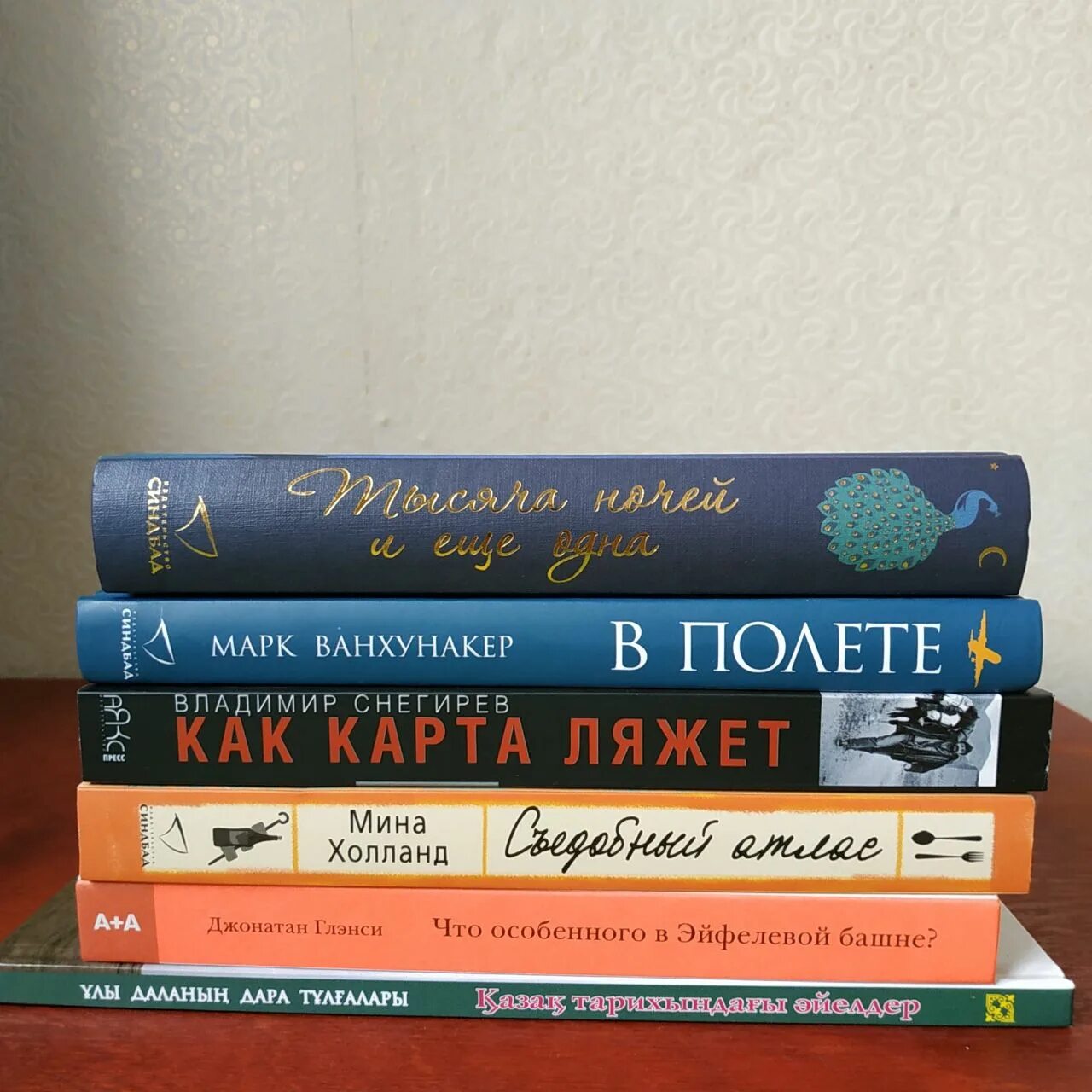 фон книги. Books etc. Books etc. Books etc. стопка старых книг.