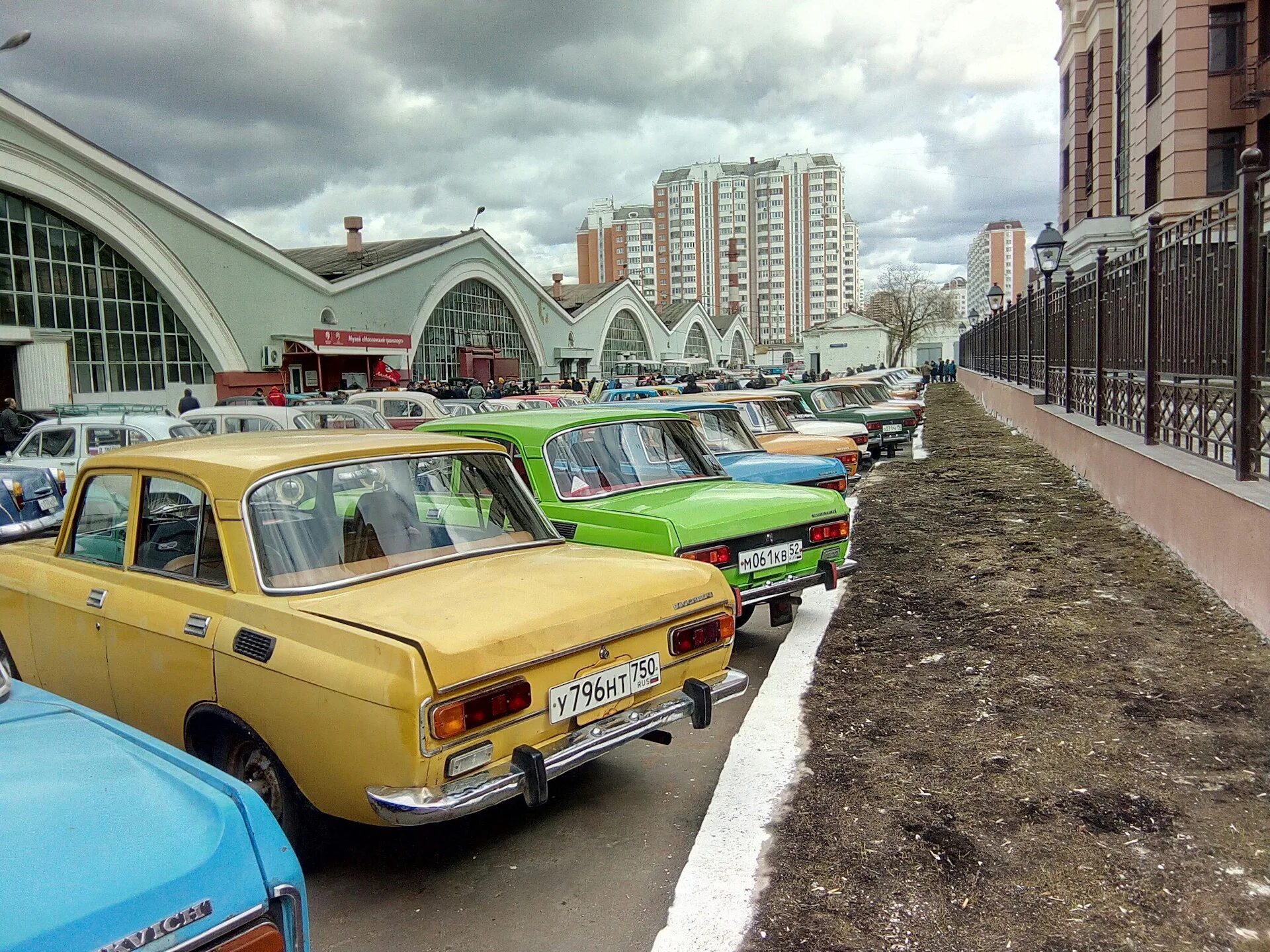 Москвичи летом. Москвич 70 годов. москвичом или москвичем. 1993 год москвичи в кастрюлях.
