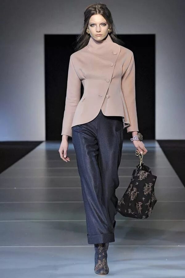 Жакеты подиум. Нина риччи подиум 2021. Каролина херрера коллекция 2019. Givenchy fall winter 2019/2020. Модные пиджаки.