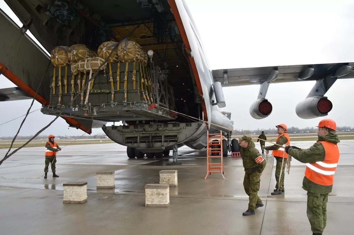 Где груз военных. Десантирование с самолета ил 76. Ил 76 десантный. Ил-76 военно-транспортный самолёт погрузка. Десантирование техники с ил 76.