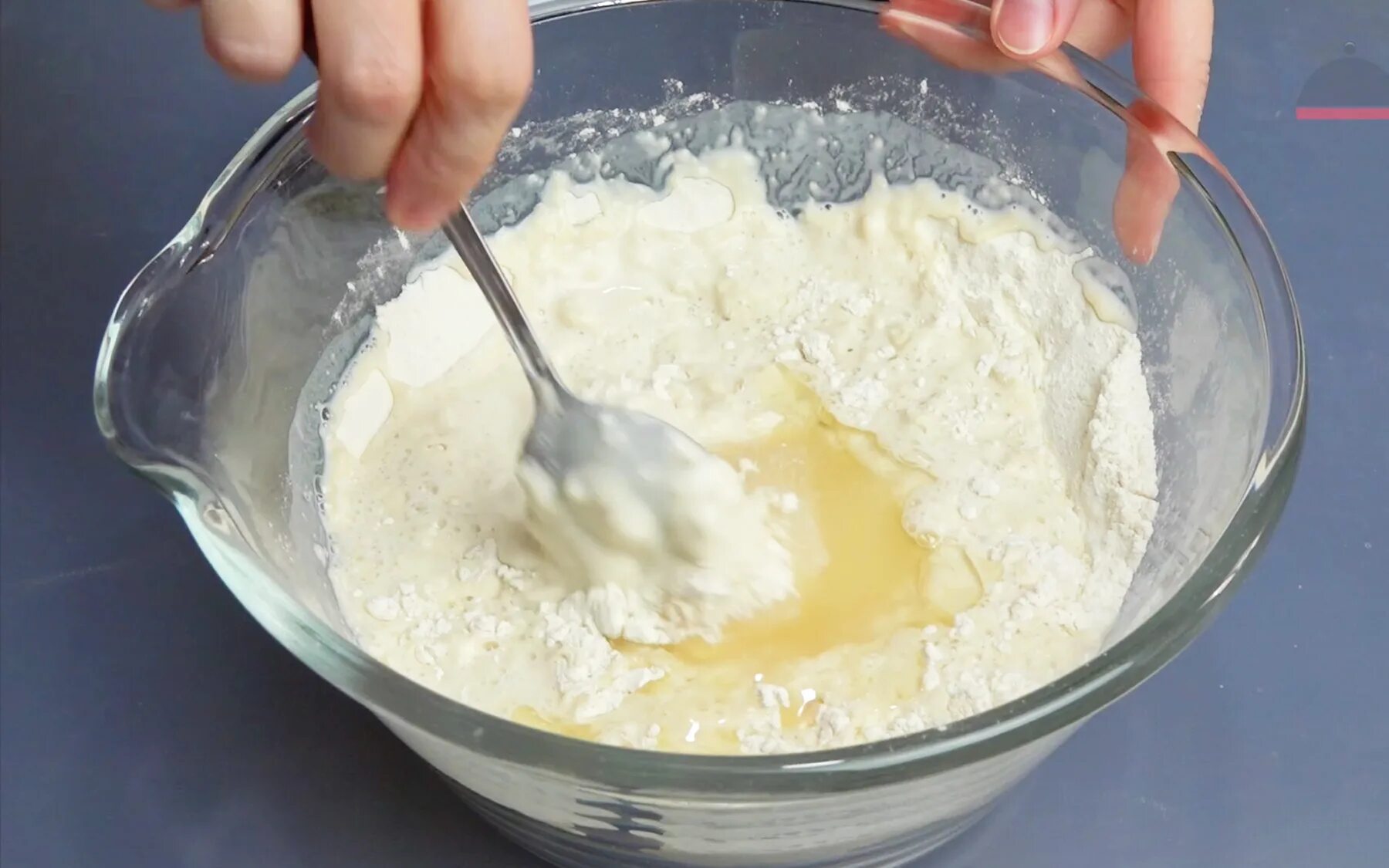 Видео как замешивают тесто. Тесто в миске. Замешивают тесто в миске. Замешивание дрожжевого теста. Перемешиваем тесто.