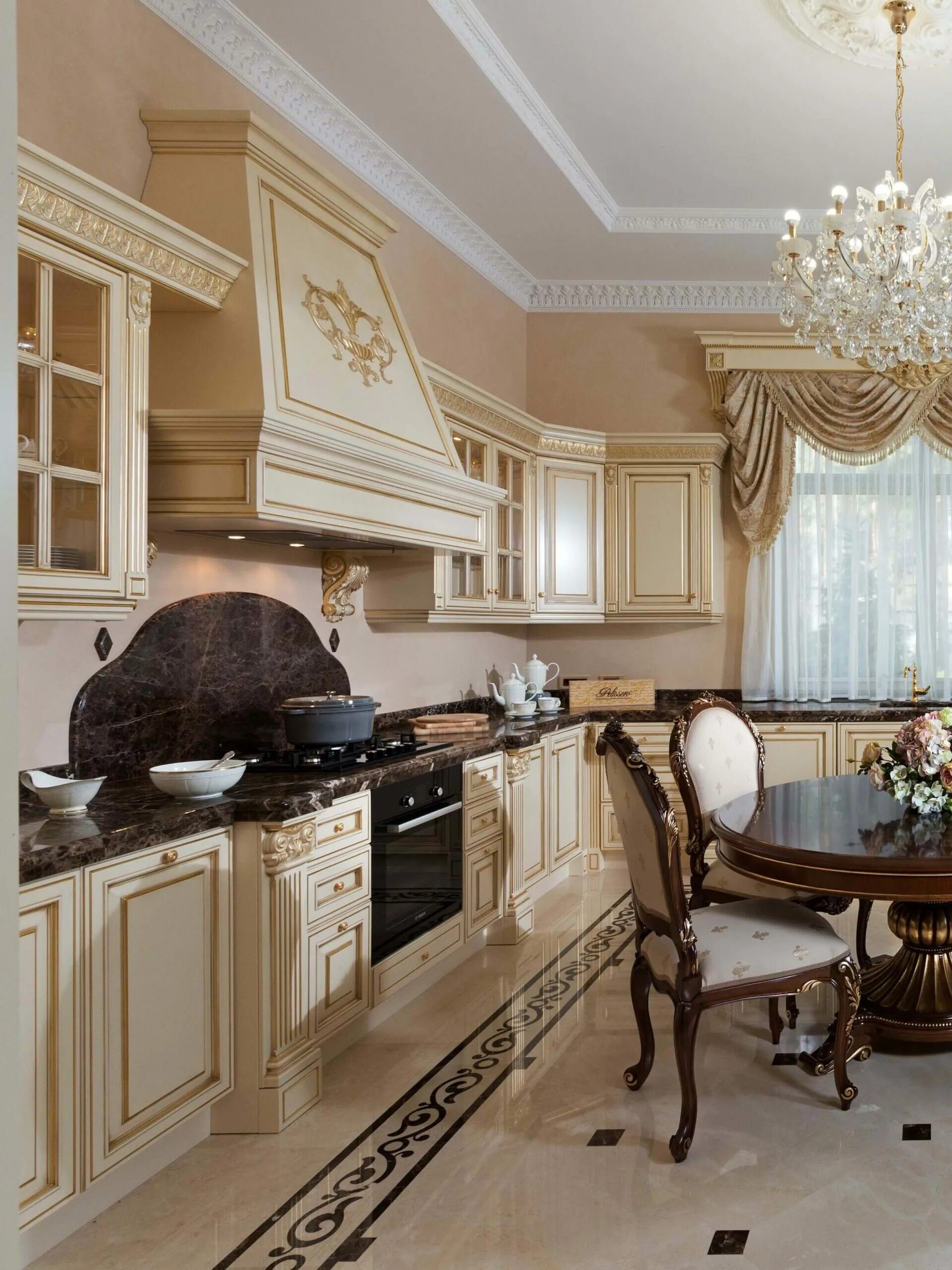 Классические кухни. Кухня в классическом стиле светлая. Кухни неоклассика 32кв. Бежевая кухня в классическом стиле. Классический интерьер кухни.