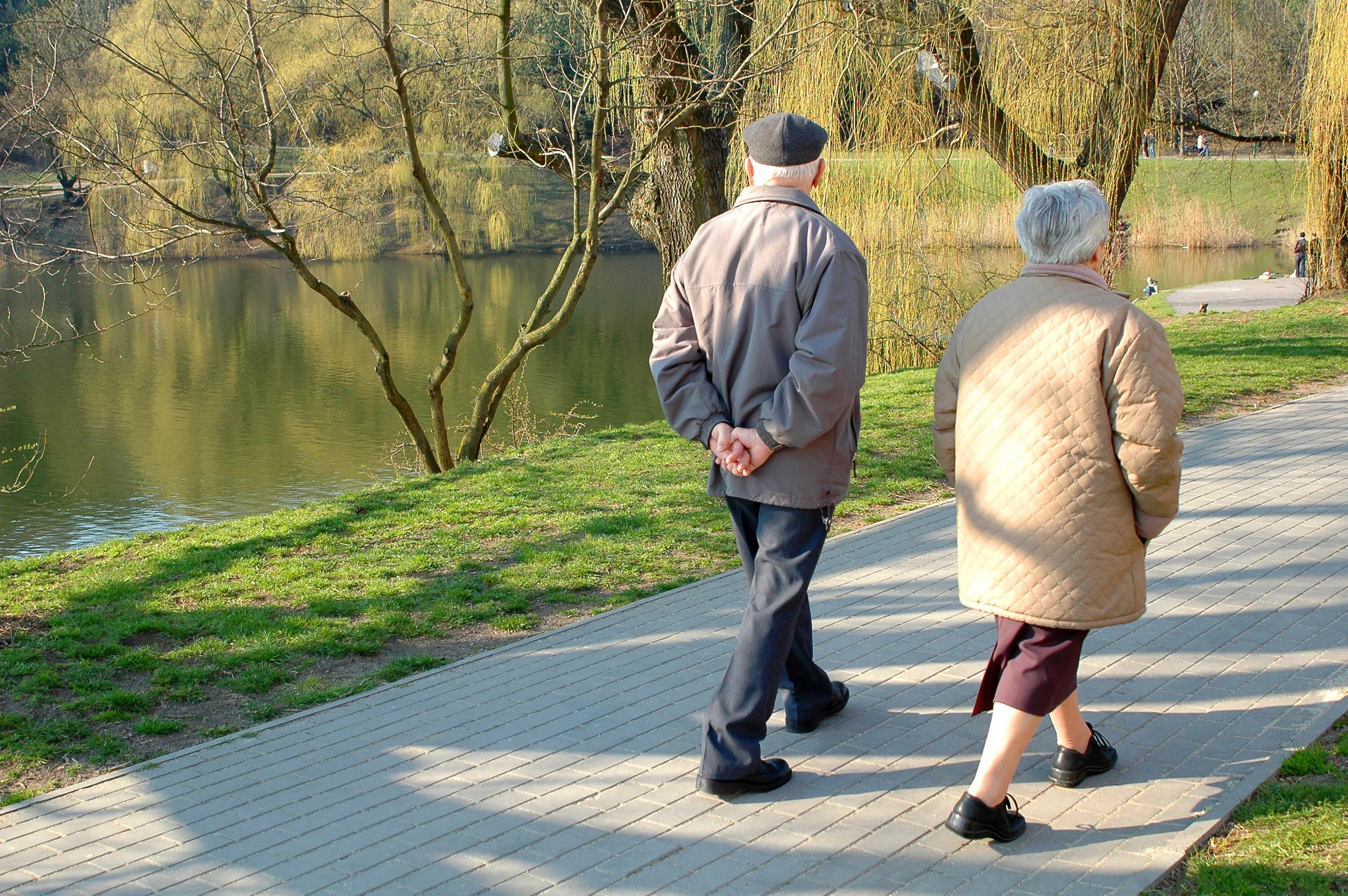 Устаю от прогулок. Прогулка в парке. Пенсионеры на прогулке. Старики гуляют. Прогулка пожилых людей.
