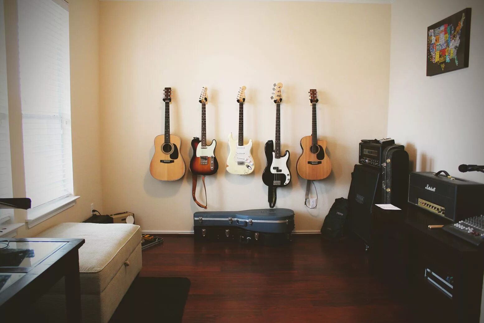 Электрогитары в домашних. Комната с музыкальными инструментами. Гитара в интерьере. Интерьер музыкальной комнаты. Музыкальная студия.
