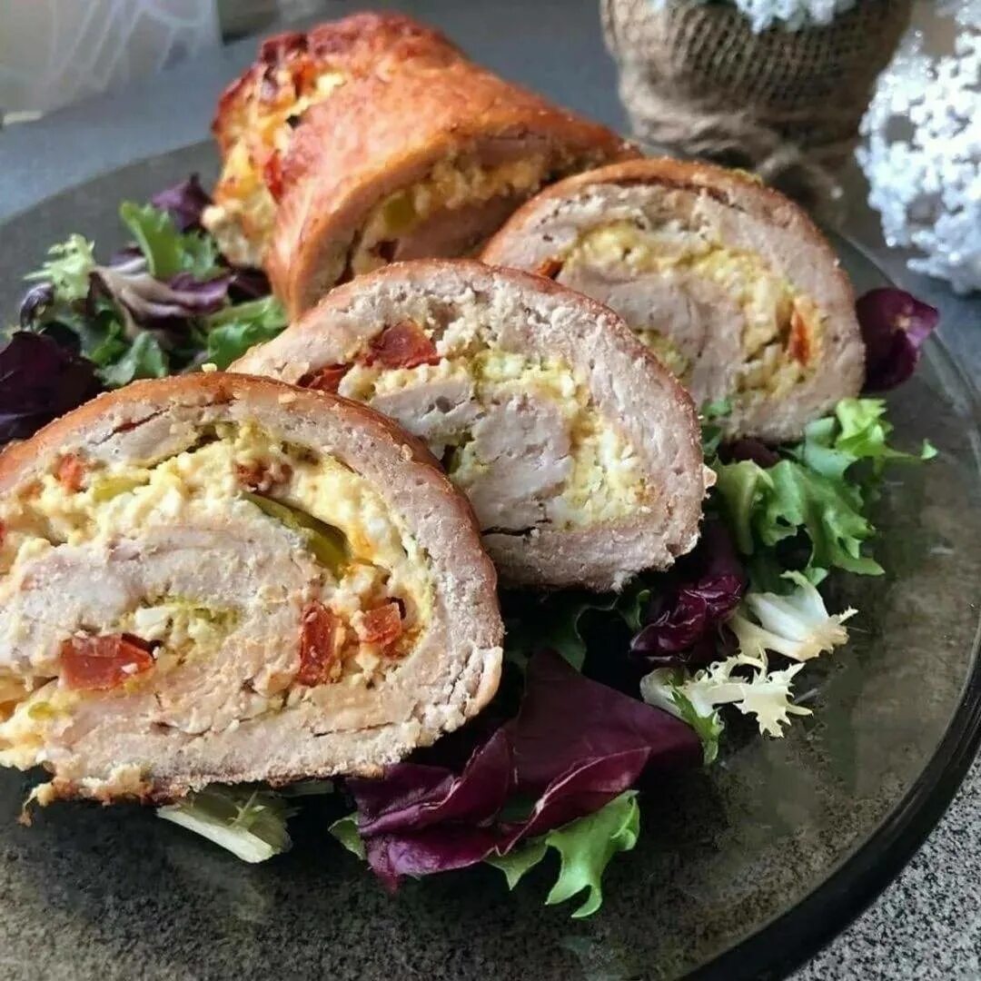 Рецепт куриных рулетиков с начинкой. Рулет куриный. фаршированный мясной рулет. мясной рулет из курицы. куриные рулетики с начинкой.