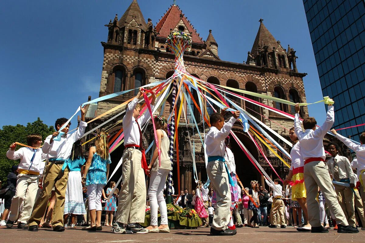 Сегодня во многих странах. Праздник Maypole в Великобритании. Мэй Дэй в Англии. Мэй Дэй праздник в Великобритании. Майский праздник в Великобритании (May Day).