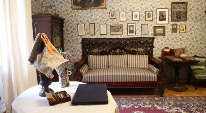 Музей квартира вахтангова в москве. Музей театра вахтангова. Квартира вахтангова. Квартира вахтангова в денежном. Квартира вахтангова.