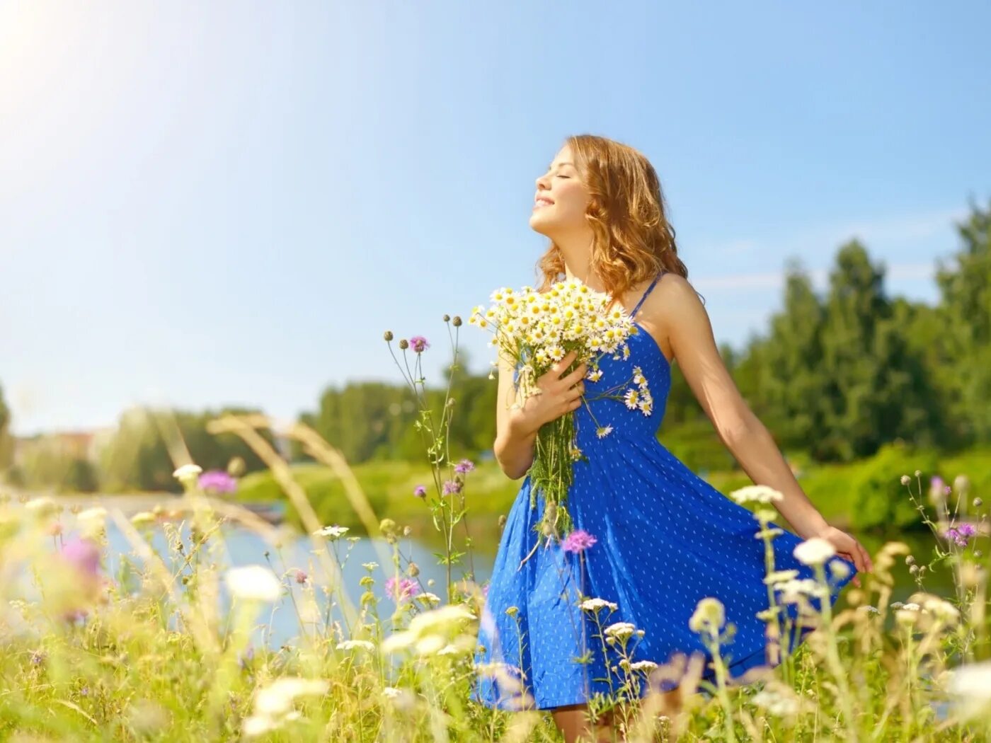 Полных женщин на природе. Девушка в сарафане летом. Девушка в цветочном поле. Девушка в платье летнем. Фотосессия девушки на природе.