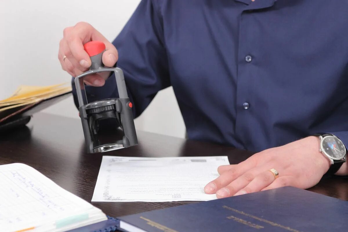 Передача документов. Ставит печать. Получение документов. Получение документов. Оформление документов.