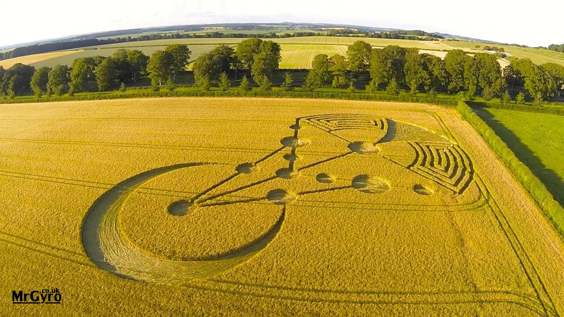Странные узоры на полях. Знаки на полях краснодарский край. Странные круги на полях в англии. Круги на полях. Инопланетные круги на полях.
