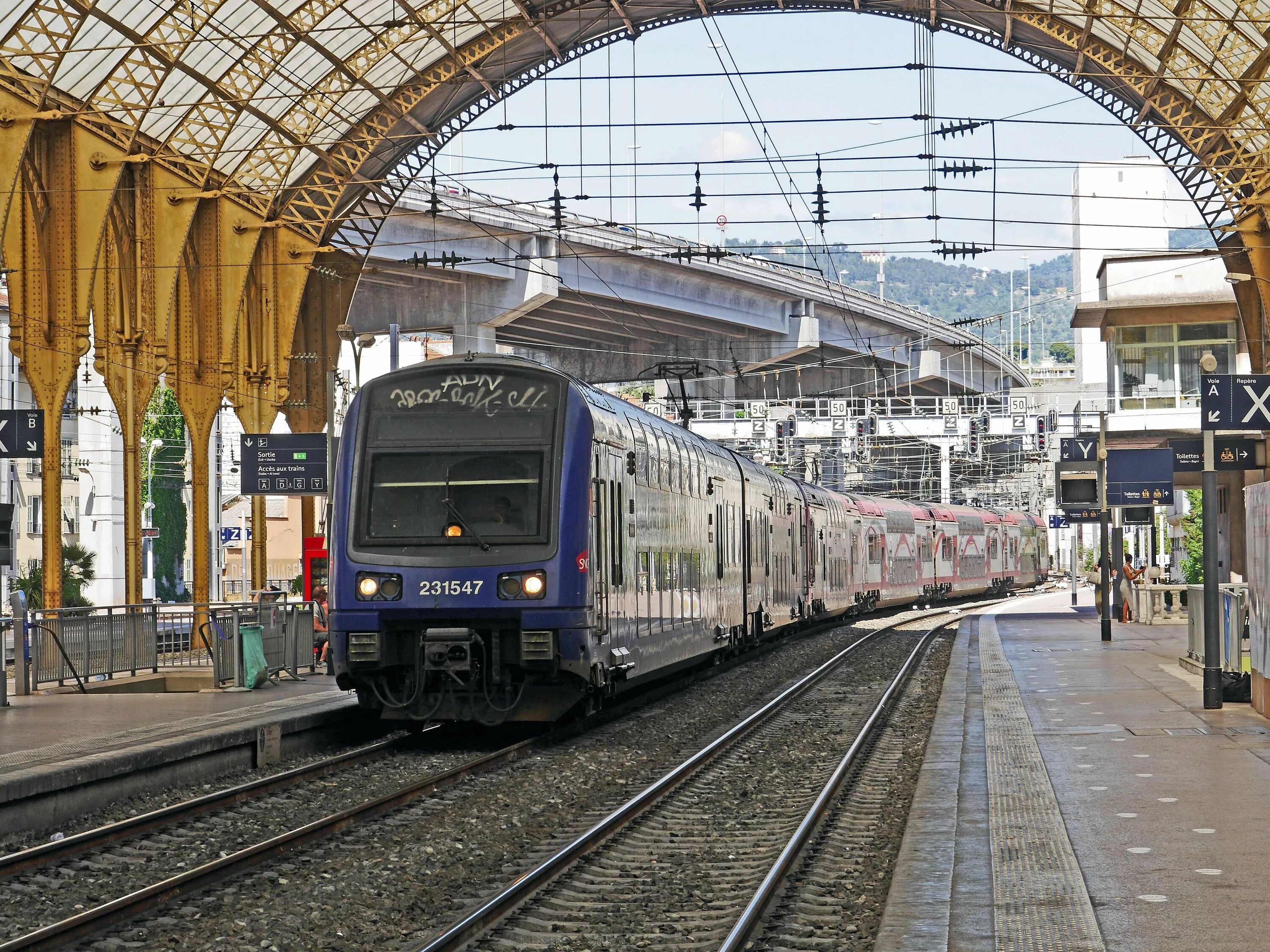 Ce train. Train station&quot; (железнодорожная станция). ницца жд вокзал. железнодорожная станция готланд. поезд картинка.