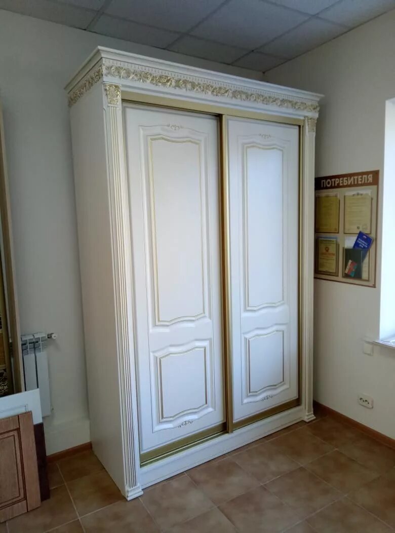 Комод классика 4 артлайн. Шкаф белая патина. Шкаф белая патина. Двери купе мдф с зеркалом. Шкаф купе в классическом стиле с патиной.